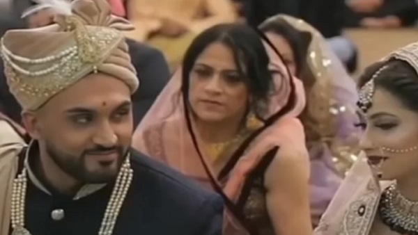 जरा पीछे बैठी चाची को तो देखिए...