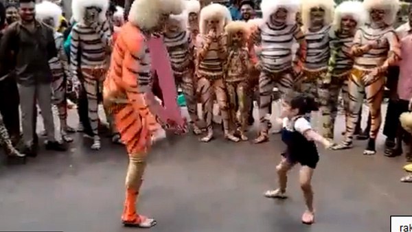 डांसर के साथ करती है डांस