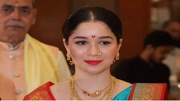 तस्वीरों में वो बहुत ज्यादा हसीन नजर आ रही थीं तस्वीरों में वो बहुत ज्यादा हसीन नजर आ रही थीं