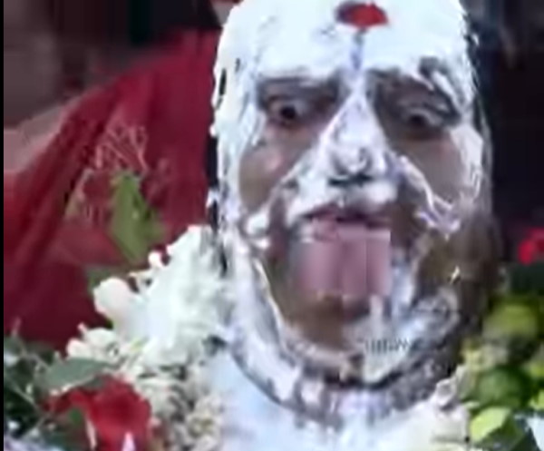 महिला लगातार घी और मक्खन खा रही है