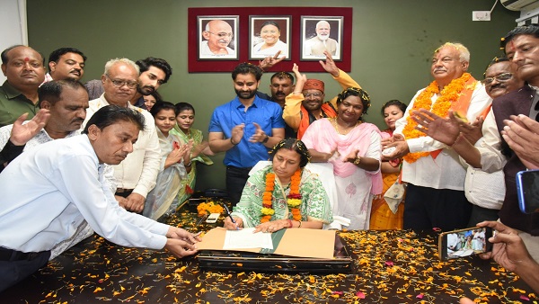 महापौर का फूलों से किया गया निगम में स्वागत, चैंबर की दहलीज को नमन, कुर्सी को प्रणाम किया महापौर का फूलों से किया गया निगम में स्वागत, चैंबर की दहलीज को नमन, कुर्सी को प्रणाम किया
