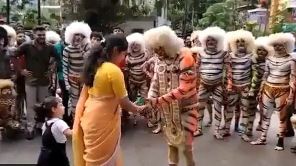 स्टेप टु स्टेप करती है डांस