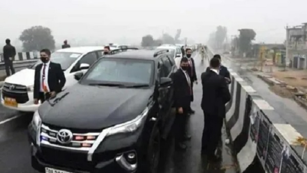 नई दिल्ली,25 अगस्त। पंजाब में पीएम मोदी के सुरक्षा काफिले में हुई चूक पर सुप्रीम कोर्ट ने आज सुनवाई करते हुए राज्य के पुलिस अधिकारियों को इसके लिए जिम्मेदार ठहराया है। पूर्व जस्टिस इंदु मल्होत्रा की अध्यक्षता में बनी कमेटी ने कोर्ट में कहा कि तत्कालीन जिला वरिष्ठ अधीक्षक (एसएसपी), हरदीप भान, पर्याप्त समय और बल उपलब्ध होने के बावजूद अपने कर्तव्य का निर्वहन करने में विफल रहे, उन्हें दो घंटे पहले पीएम के कार्यक्रम के बारे में बताया गया था लेकिन वो इसके बावजूद पर्याप्त इंतजाम नहीं कर पाए। आपको बता दें कि CJI एन वी रमन की बेंच ने 12 जनवरी 2022 को पूर्व न्यायाधीश जस्टिस इंदु मल्होत्रा ​​की अध्यक्षता में एक जांच समिति का गठन किया था। जो कि 5 जनवरी 2022 को प्रधान मंत्री नरेंद्र मोदी की पंजाब यात्रा के दौरान हुई सुरक्षा की चूक मामले की जांच कर रही थी। गौरतलब है कि 5 जनवरी 2022 को फिरोजपुर में प्रदर्शनकारियों द्वारा नाकेबंदी के कारण पीएम का काफिला फ्लाईओवर पर फंस गया था। पीएम मोदी का काफिला जहां फंसा था वो स्थान बहुत संवेदनशील था और वहां से पाकिस्तान काफी पास था। शीर्ष अदालत ने यह भी कहा कि न्यायमूर्ति इंदु मल्होत्रा समिति द्वारा पेश की गई रिपोर्ट केंद्र और पंजाब दोनों सरकारों को भेजी जाएगी साथ ही CJI एन वी रमन की की अध्यक्षता वाली पीठ ने इस मामले को बंद करने की भी घोषणा की है। आपको बता दें कि बुधवार को, जब प्रधान मंत्री पंजाब में 300 बिस्तरों वाले होमी भाभा कैंसर अस्पताल और अनुसंधान केंद्र का उद्घाटन करने आए थे, तब मुख्यमंत्री भगवंत मान ने फिरोजपुर की घटना को याद करते हुए इसे दुर्भाग्यपूर्ण बताया था और कांग्रेस पार्टी पर तंज कसा था क्योंकि तब राज्य में कांग्रेस की सरकार थी। सीएम मान ने कहा था कि दुर्भाग्य से, यह कहते हुए दुख हो रहा है कि जब आप 5 जनवरी को यहां आए, तो आपका कार्यक्रम रद्द करना पड़ा। लेकिन पंजाब आज आपका स्वागत कर रहा है। आप देश के प्रधान मंत्री हैं और आपका स्वागत करना हमारी जिम्मेदारी है। मालूम हो कि पंजाब विधानसभा चुनाव से कुछ महीने पहले – 42,750 करोड़ रुपये से अधिक की कई विकास परियोजनाओं की आधारशिला रखने के लिए प्रधान मंत्री 5 जनवरी को फिरोजपुर जाने वाले थे लेकिन जिस दिन मोदी पंजाब के बठिंडा पहुंचे थे उस दिन मौसम खराब होने के कारण वो हेलीकॉप्टर से हुसैनीवाला नहीं पहुंच सकते थे इसलिए उन्होंने सड़कमार्ग से वहां जाने का फैसला किया था। जिसकी जानकारी गृहमंत्रालय ने पंजाब पुलिस को दे दी थी लेकिन इसके बावजूद स्मारक से करीब 30 किमी पहले, पीएम मोदी का काफिला एक फ्लाईओवर पर फंस गया था क्योंकि प्रदर्शनकारियों ने सड़क को अवरुद्ध कर दिया था। जहां करीब आधे घंटे तक पीएम मोदी का काफिला फ्लाईओवर में फंसा रहा था।