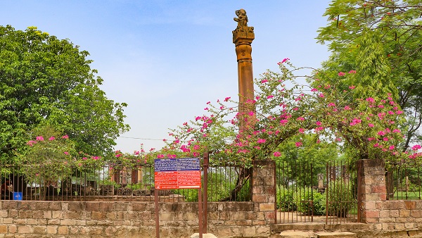 विष्णु मंदिर, गरुण स्तंभ और दशावतार की भव्य प्रतिमाएं