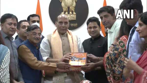 मनोज मुंतशिर भी रहे मौजूद