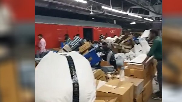 सीलिंग फैन से टकराया पार्षल