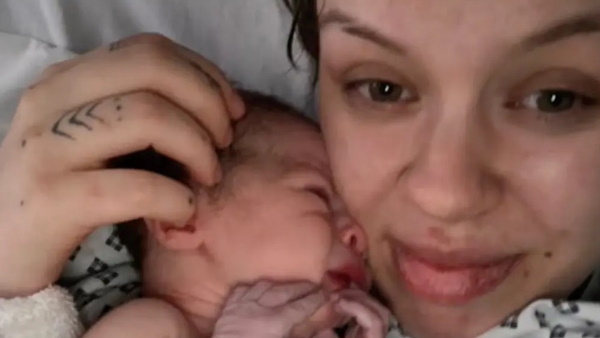 बेली एक समलैंगिक हैं