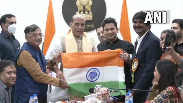 राखी के साथ तिरंगा, देश की रक्षा का प्रण