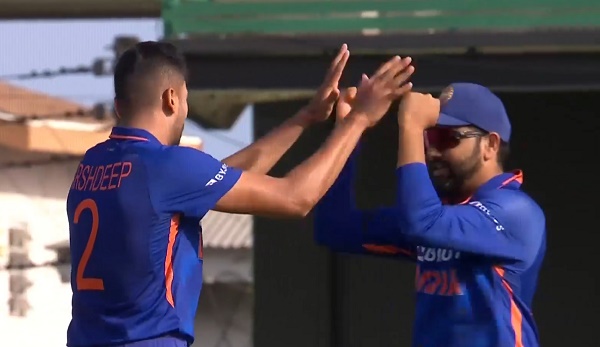 अर्शदीप काृे नाम की जर्सी पहनते देते हुए दिखाई दिए खिलाड़ी