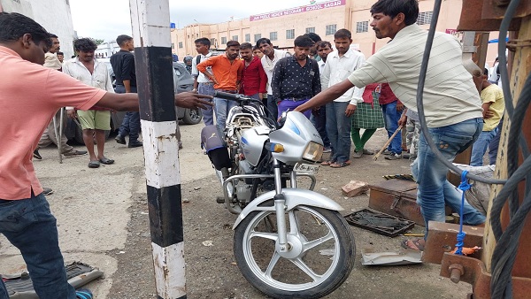 बारिश से बचने स्कूटी-बाइक की सवारी कर रहे नागराज बारिश से बचने स्कूटी-बाइक की सवारी कर रहे नागराज