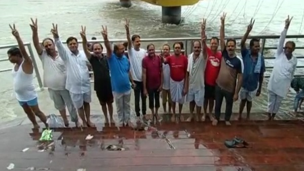 हर‍िद्वार में गंगा उठाकर शपथ लेते पथर‍िया के पार्षद व पार्षद पत‍ि 