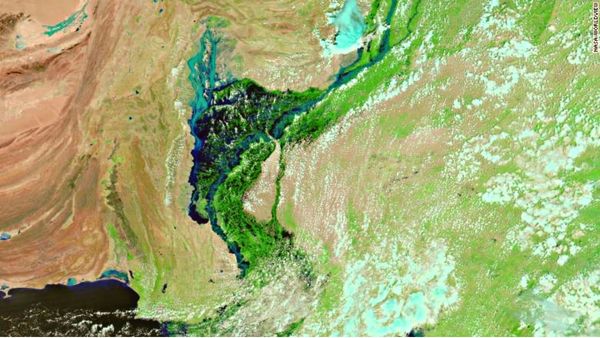 बाढ़ से बनी 100 किमी चौड़ी झील