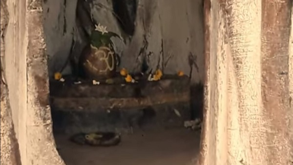 सागर से 66 किलोमीटर दूर स्थित है