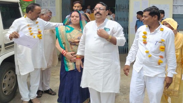 जीत के साथ ही भाजपा नेता के साथ बाहर न‍िकले थे 
