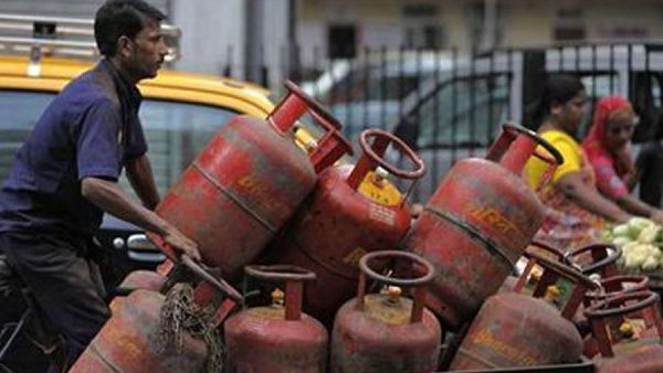 कॉमर्शिलय गैस सिलेंडर के दाम में कटौती कॉमर्शिलय गैस सिलेंडर के दाम में कटौती