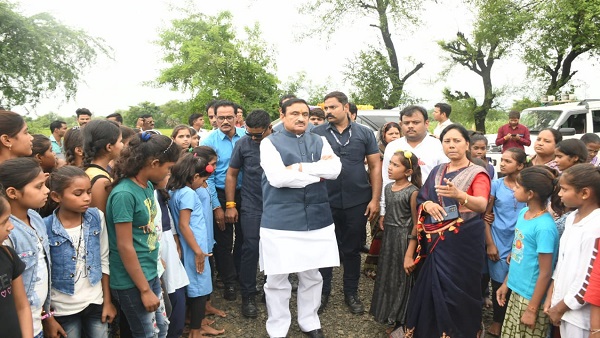 MP: काफिले के सामने खड़ी हो गईं हाॅस्टल की परेशान छात्राएं MP: काफिले के सामने खड़ी हो गईं हाॅस्टल की परेशान छात्राएं