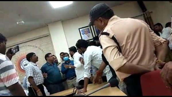 एबीवीपी के छात्र ने कुलपति को धमकाया
