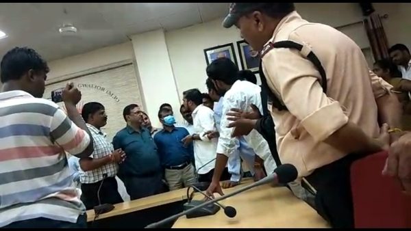 एनएसयूआई के प्रदर्शन पर आ जाती है तुरंत पुलिस