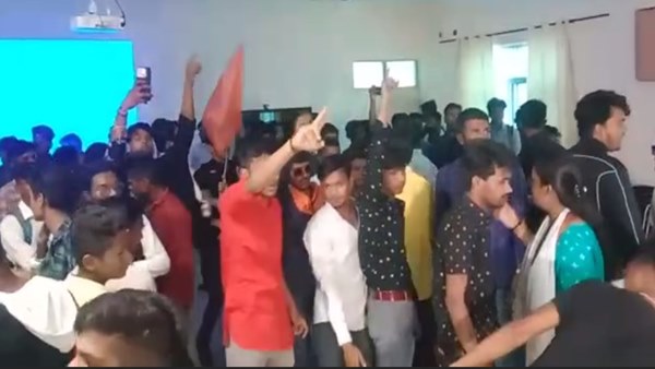 किसी ने कुर्सी फेंकी तो कोई पलटाने लगा कम्प्यूटर 