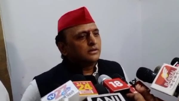 डबल इंजन की सरकार पर साधा निशाना डबल इंजन की सरकार पर साधा निशाना