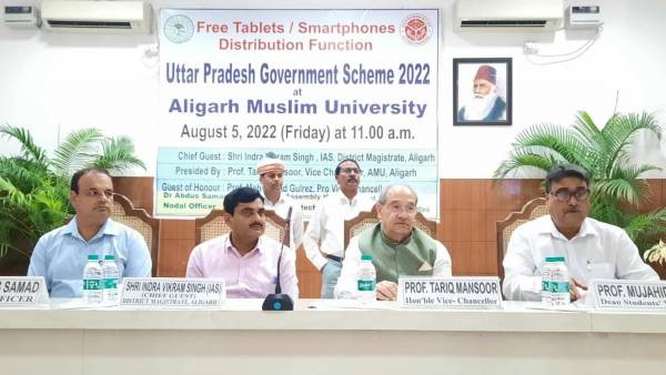 अलीगढ़ DM की सादगी के कायल हुए लोग अलीगढ़ DM की सादगी के कायल हुए लोग