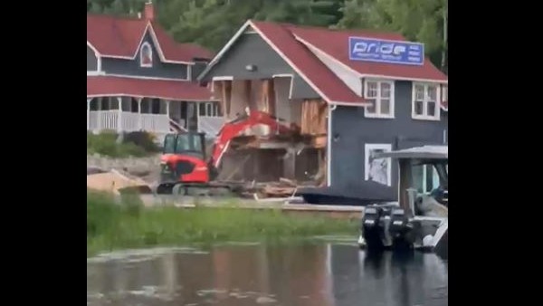 कनाडा में कर्मचारी ने लिया मालिक से बदला