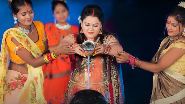 हाथ में त्रिशूल और रुद्राक्ष की माला, भोले का नाम जपती दिखीं अनु दुबे