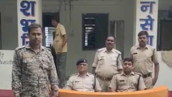 प्रेमी को पति बताकर सास से करवाती रही 2 साल तक बात
