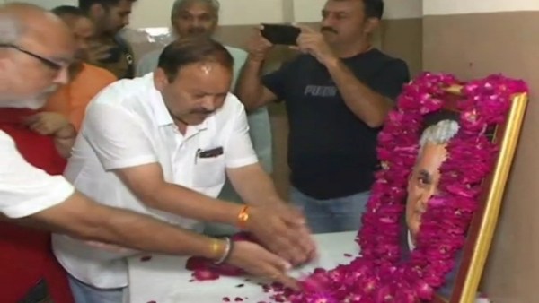 कांग्रेस ने कमल सिंह का बाग पहुंच कर दी अटल जी को श्रद्धांजलि