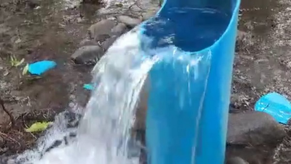 सूखे बोर को खुला छोड़ दिया था, अब स्वतः बह रही जलधारा