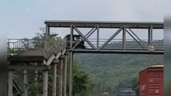 फुट ओवरब्रिज पर अब दौड़ने लगे ऑटो