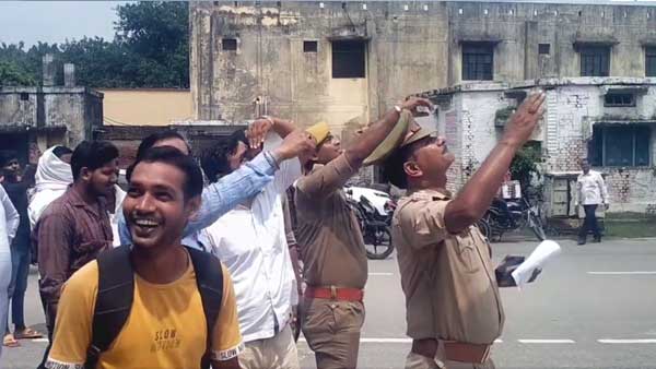 जिलाधिकारी से मिलने नहीं दिया गया तो हुआ नाराज