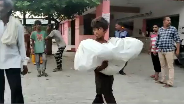 चुप नहीं हो रहा था मासूम, मां ने सड़क पर फेंका