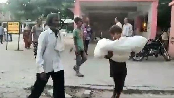 मां गई जेल, 10 साल का भाई मासूम के शव को लेकर भटकता रहा