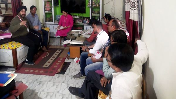 छापा पड़ते ही भागने लगे घर के लोग छापा पड़ते ही भागने लगे घर के लोग