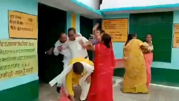 झंडारोहण के दौरान हुई मारपीट