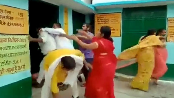 एक तरफ रंग दे बसंती चोला दूसरी तरफ मारपीट