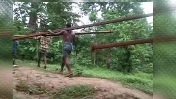 दशकों से यूं ही तय कर रहे हैं सफर दशकों से यूं ही तय कर रहे हैं सफर