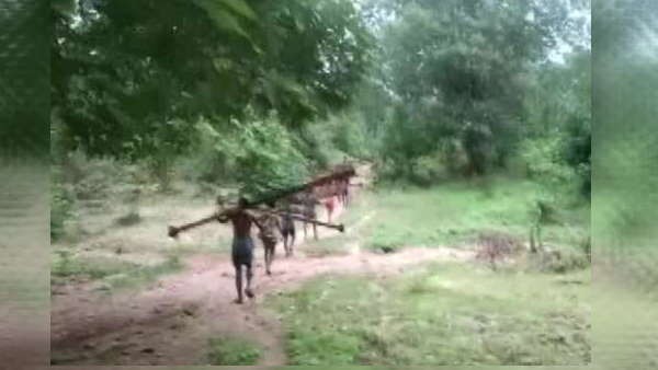 9 किलोमीटर का कठिन सफर ,कंधो पर निर्माण सामग्री 9 किलोमीटर का कठिन सफर ,कंधो पर निर्माण सामग्री