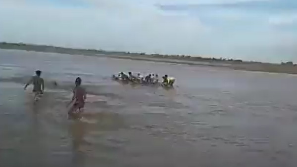 नाव पर सवार थे 3 दर्जन लोग, अब तक 12 के शव बरामद