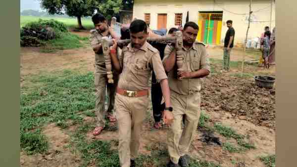 चारपाई पर लेटाकर पहुंचा एंबुलेंस तक