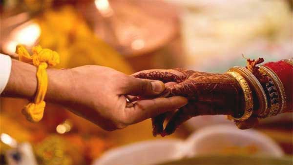 आसपास की महिलाओं ने किया बीच बचाव