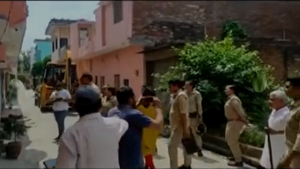 ससुराल का गेट खोलने के लिए लेना पड़ा बुलडोजर का सहारा