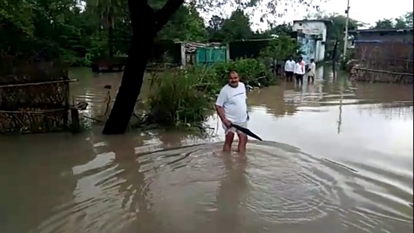 नदियों किनारे बसे गांव और बस्तियों में घरों के अंदर तक भर गया पानी 