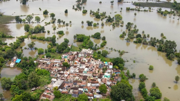 हांसलखेड़ी का पठार टोला बना टापू, बाढ़ पीड़ितों के लिए बना सुर हांसलखेड़ी का पठार टोला बना टापू, बाढ़ पीड़ितों के लिए बना सुर