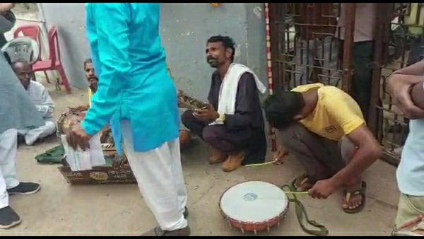 ऊर्जा मंत्री के निवास के बाहर पहुंची थी लोकगीत मंडली ऊर्जा मंत्री के निवास के बाहर पहुंची थी लोकगीत मंडली