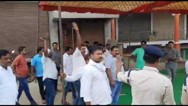 लड़ने के लिए आमादा हो गए दोनों