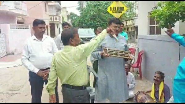 मंत्री पर लोगों ने की पैसे की न्यौछावर मंत्री पर लोगों ने की पैसे की न्यौछावर