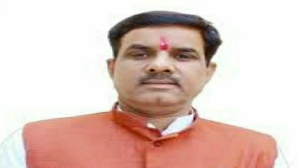 मैरिज गार्डन में संचालित करनी पड़ती है पार्टी की बैठक