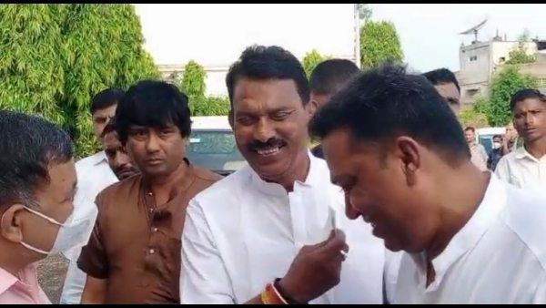 आठ अधिकारियों पर कार्रवाई की भी कही बात